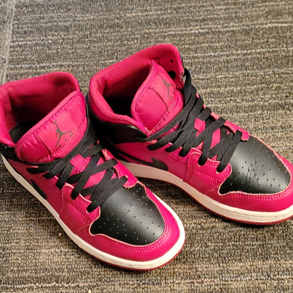 Kids Black And Red Mid Jordan 1s